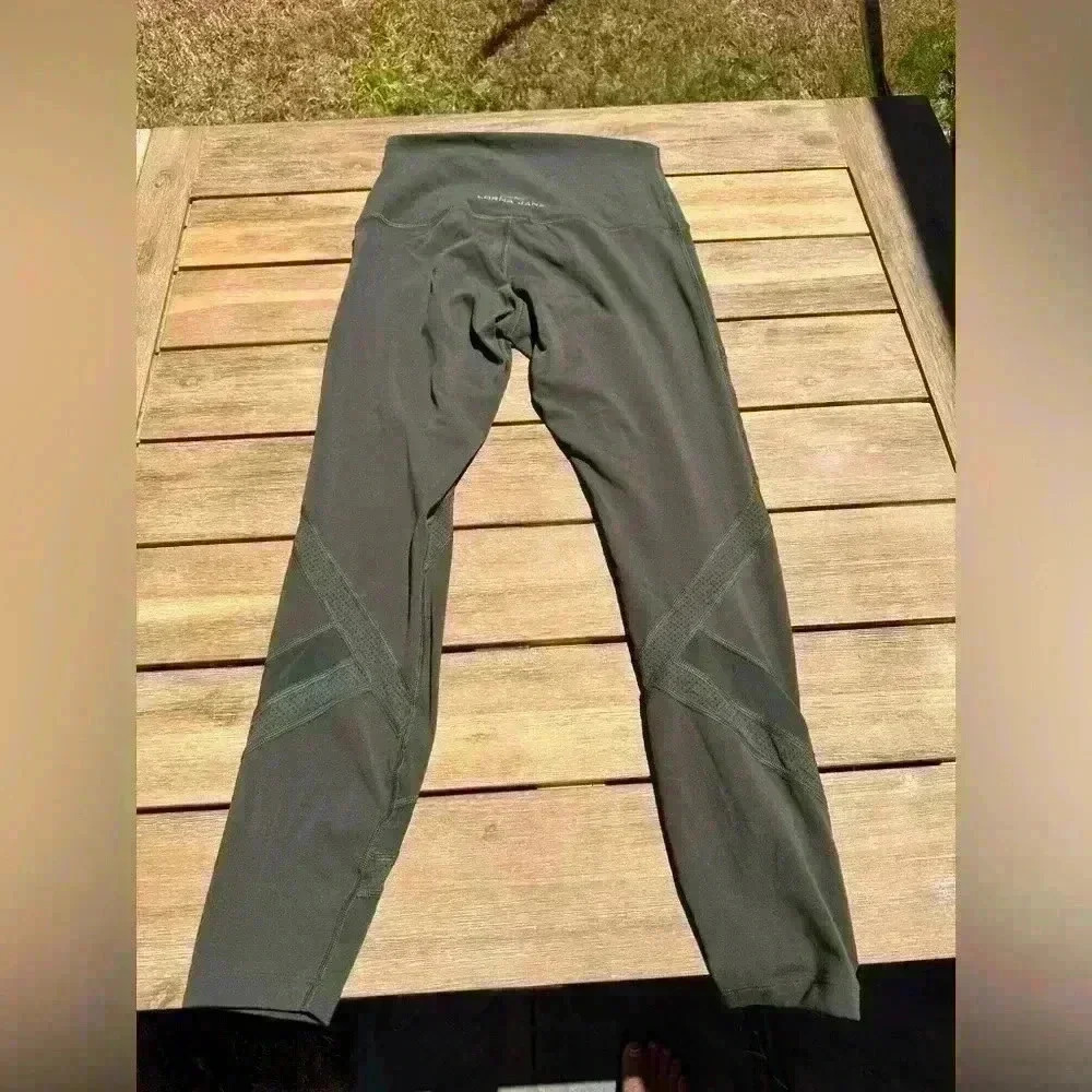 Lorna Jane army green full length legging with mesh design size small moto gym